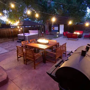 perfect-urban-sanctuary-for-8-w-hot-tub-near-city-park.seedenverhotels.com/